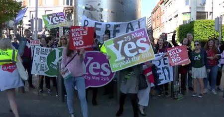 Irlandczycy głosują w referendum w sprawie zmiany prawa aborcyjnego. Jeszcze wczoraj protestowali na ulicach Dublina