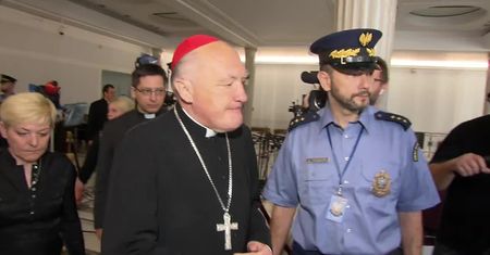 Kardynał Nycz u protestujących w Sejmie. “Zrozumiał, w czym tkwi problem”