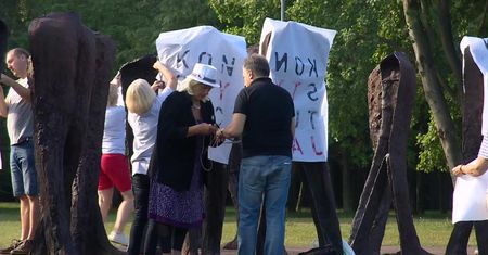 Koszulki z napisem “konstytucja” na rzeźbach M. Abakanowicz. Happening KOD na poznańskiej Cytadeli