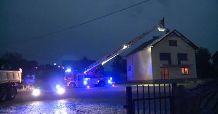Gwałtowne burze i wichury w Lechowie. Wiatr zerwał wiatr z domu, a piorun spowodował pożar stodoły