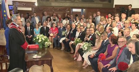 Rekord Polski w Słupsku. Robert Biedroń udzielił ślubu aż 10 parom na raz