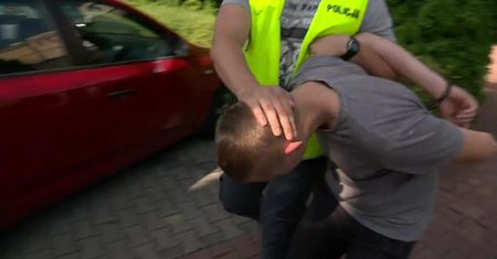 18-letni sprawca pobicia policjanta w Wołominie nie trafi do aresztu – sąd nałożył na niego dozór policyjny.