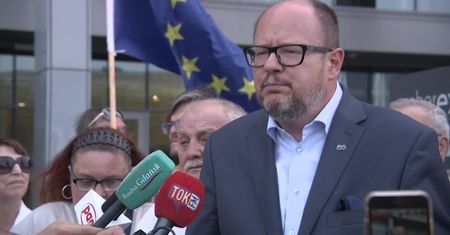 Happening P. Adamowicza przed konwencją PiS