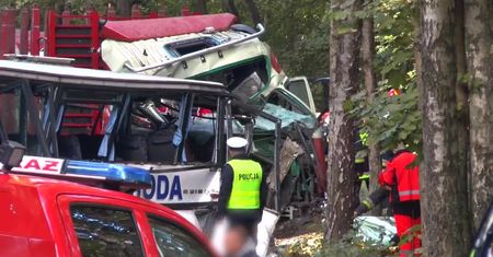 Autobus szkolny zderzył się z ciężarówką pod Ostródą. Dwie osoby nie żyją