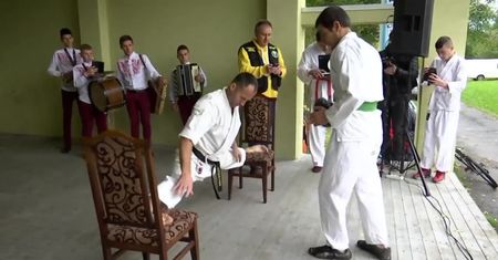 330 ciosów w minutę, a to wszystko w szpagacie między dwoma krzesłami