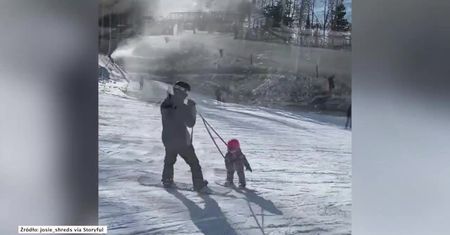 Dopiero co nauczyła się chodzić, a już jeździ na snowboardzie.