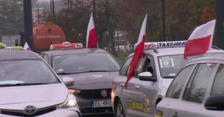 “Nie zostaliśmy uwzględnieni w branżowej tarczy antykryzysowej”. Protest taksówkarzy w Łodzi