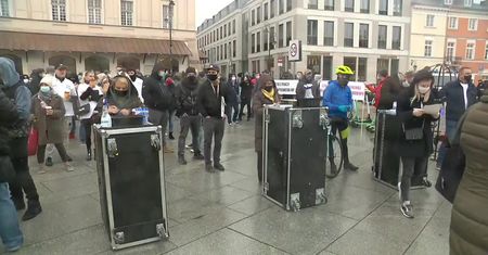 Protesty przedsiębiorców w Warszawie. W dzień na placu Zamkowym, wieczorem na Nowogrodzkiej