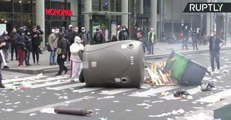 Płonące śmietniki na ulicach Paryża. Protest pracowników firm komunalnych