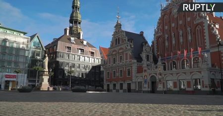 Opustoszałe ulice Rygi. Ze względu na rosnącą liczbę zakażeń COVID-19 na Łotwie wprowadzono szereg obostrzeń