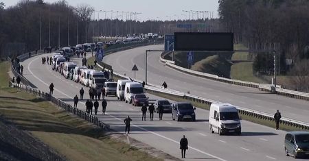 “Tysiące ludzi z Ukrainy chcą wrócić do domu, a nie mają możliwości”. Długa kolejka na przejściu granicznym w Korczowej