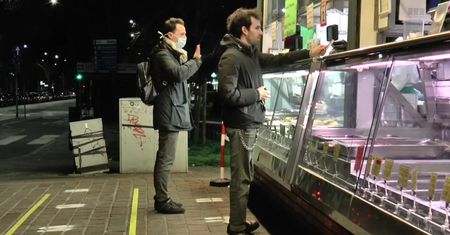 Kiosk z przekąskami w Mediolanie wprowadził minimalną odległość między klientami w kolejce