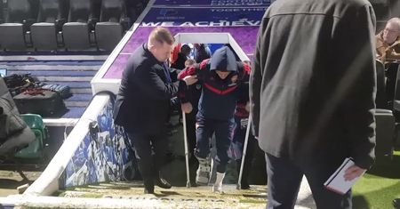 Poważna kontuzja Lucasa Torreiry. 24-letni pomocnik Arsenalu opuszczał stadion Portsmouth o kulach