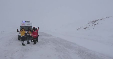 Ratownicy szukają uwięzionych pod śniegiem. Lawiny zabiły co najmniej 38 osób na wchodzie Turcji