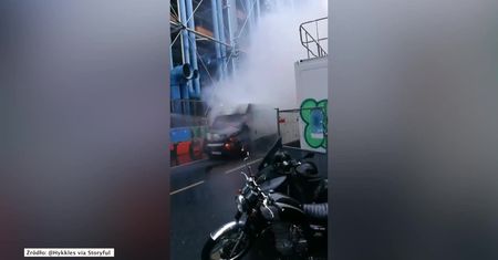 Samochód dostawczy stanął w płomieniach w centrum Paryża