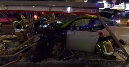 Wiata połamana, szkło rozprysło się w drobny mak. Elektryczne auto wjechało w przystanek w Warszawie