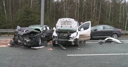 11 osobówek, 4 samochody dostawcze i dwa ciężarowe. Karambol pod Kielcami