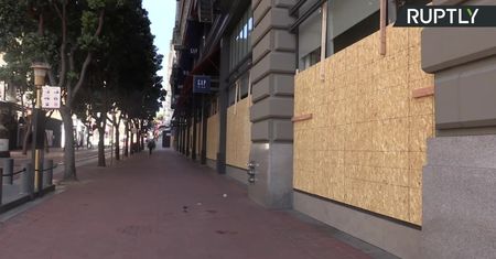 Witryny sklepowe osłonięte płytami z dykty. Właściciele lokali handlowych z San Francisco boją się grabieży