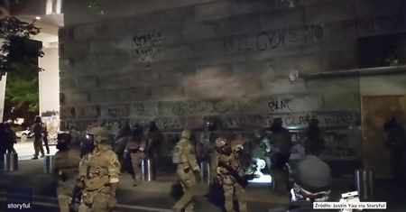Uderzał młotkiem w drzwi sądu w Portland, a potem zaatakował policjantów. Napastnik aresztowany