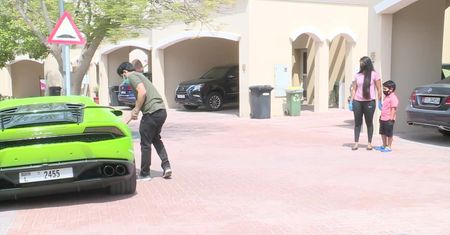 Dostawa w wersji deluxe. Supermarket w Dubaju dostarcza towary… lamborghini.