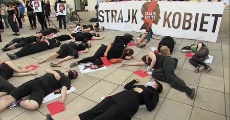 Manifestacja Strajku Kobiet przed pałacem prezydenckim przeciwko zaostrzeniu kar za aborcje