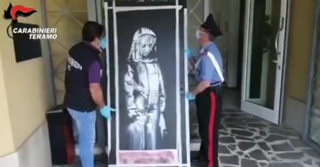 Skradzione dzieło Banksy’ego odnalezione we Włoszech. Upamiętnia ofiary zamachu w paryskim klubie Bataclan
