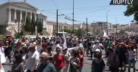 Protest greckich nauczycieli przeciwko reformie edukacji. Ustawa zakłada transmitowanie lekcji w internecie