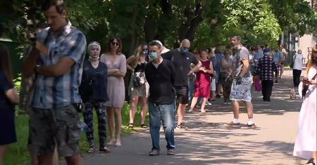 Długie kolejki przed lokalami wyborczymi w Warszawie. Niektórzy czekali nawet półtorej godziny