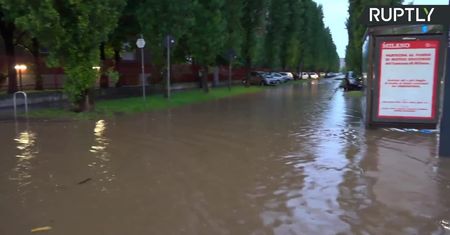 Podtopienia w Mediolanie. Po ulewie z brzegów wystąpiła rzeka Seveso