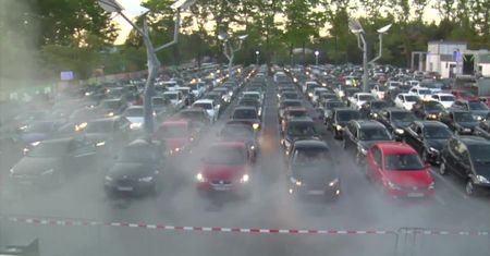 Imprezowanie w czasach koronawirusa. Miłośnicy muzyki elektronicznej spotkali się na koncercie… drive-in