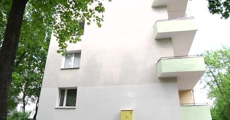 14-miesięczne dziecko wypadło z okna. Policja zatrzymała pijanego ojca