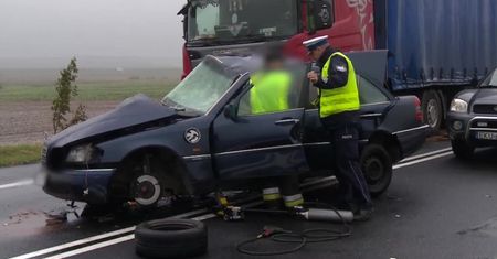 Dwie osoby zginęły w wypadku pod Kutnem. Ranne dziecko przetransportowano śmigłowcem do Łodzi