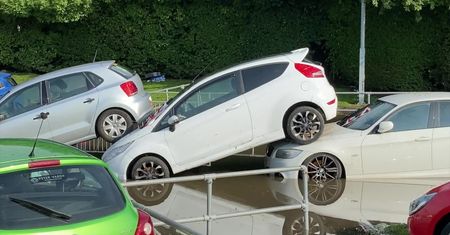 Powódź błyskawiczna w Edynburgu. Parking przy jednym ze szpitali został całkowicie zalany