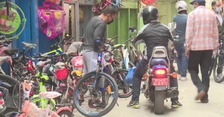 Nepalczycy przesiadają się na rowery. W większości sklepów zaczyna brakować towaru