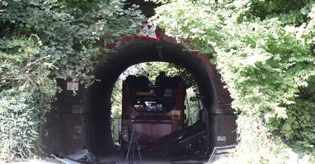 Autobus szkolny nie zmieścił się w tunelu pod wiaduktem kolejowym w angielskim Winchester