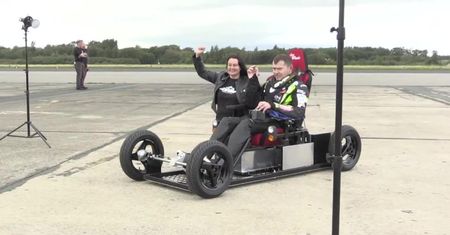 Niepełnosprawny Brytyjczyk pobił rekord w prędkości jazdy elektrycznym wózkiem inwalidzkim. Rozpędził się do 94 km/h