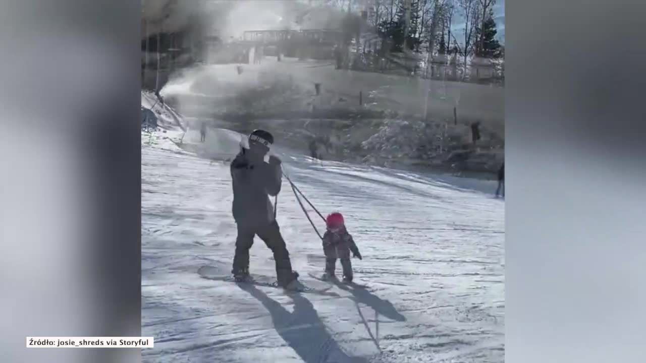 Dopiero co nauczyła się chodzić, a już jeździ na snowboardzie.