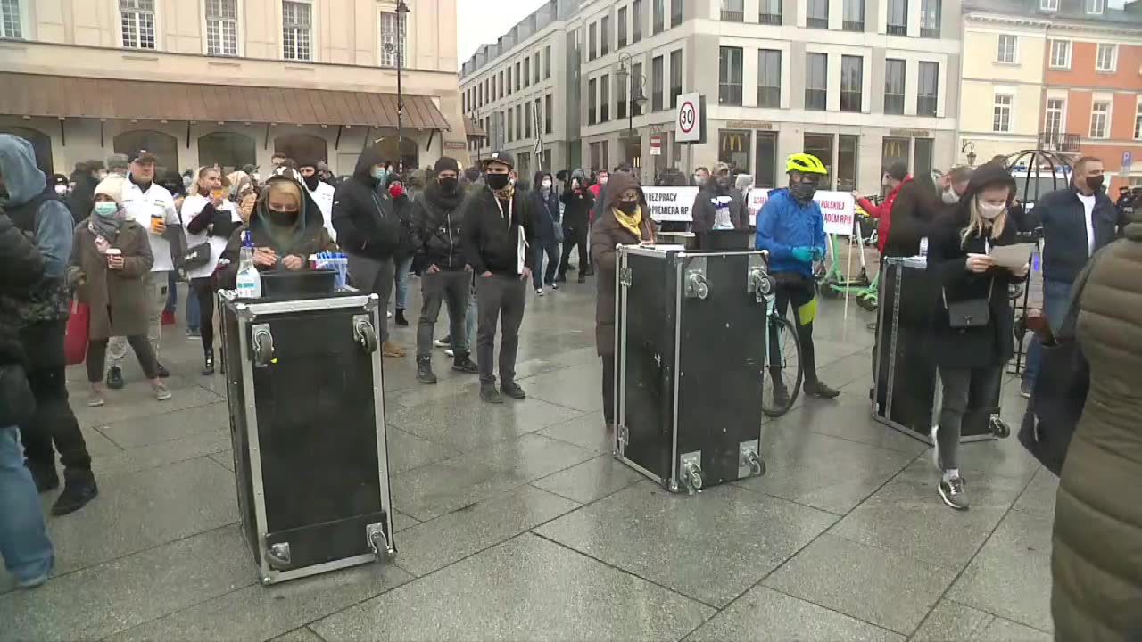 Protesty przedsiębiorców w Warszawie. W dzień na placu Zamkowym, wieczorem na Nowogrodzkiej