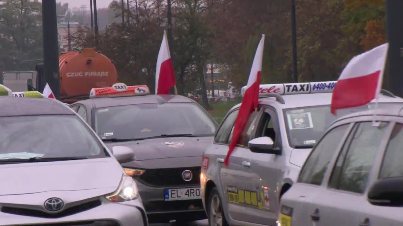 “Nie zostaliśmy uwzględnieni w branżowej tarczy antykryzysowej”. Protest taksówkarzy w Łodzi