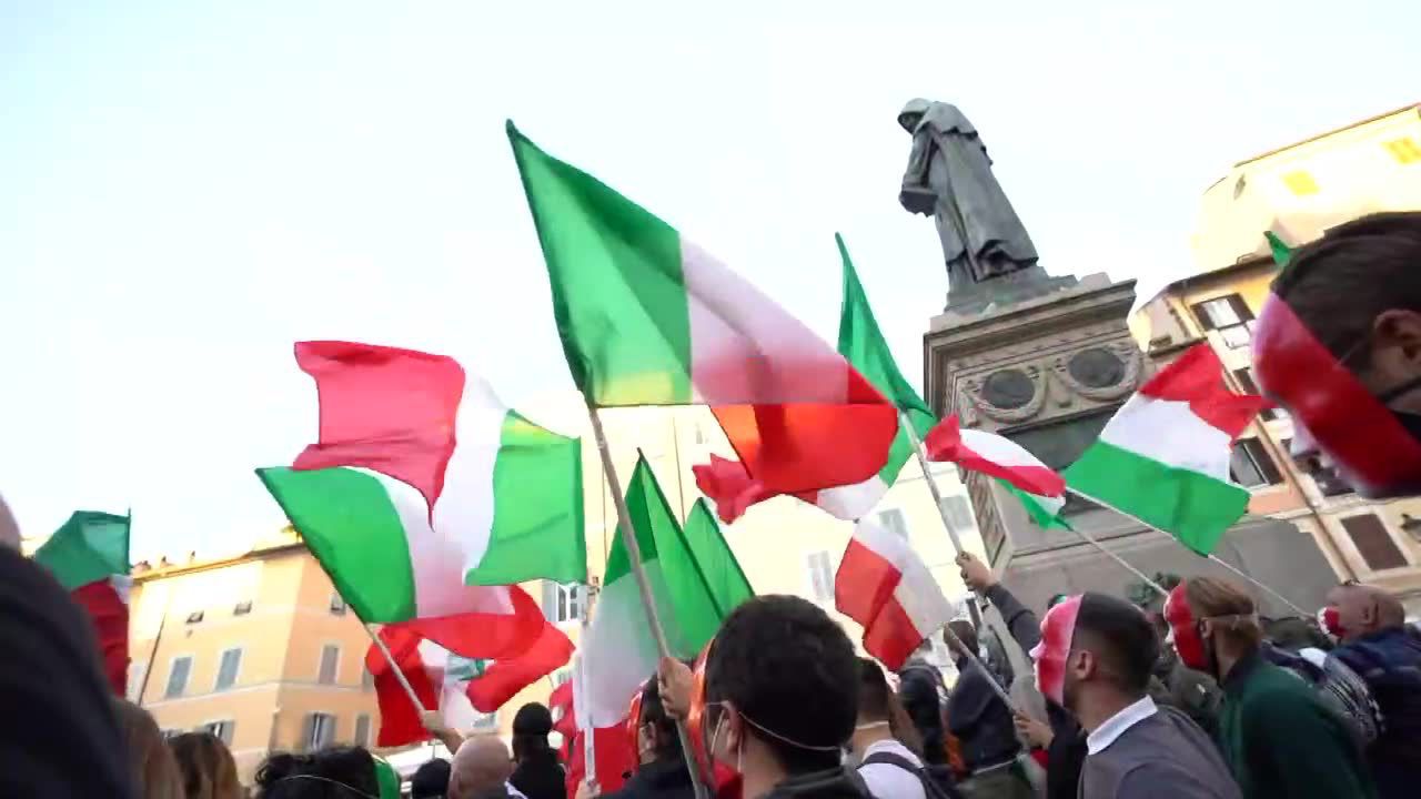 Zamieszki w Rzymie. Skrajna prawica protestowała przeciwko koronawirusowym restrykcjom