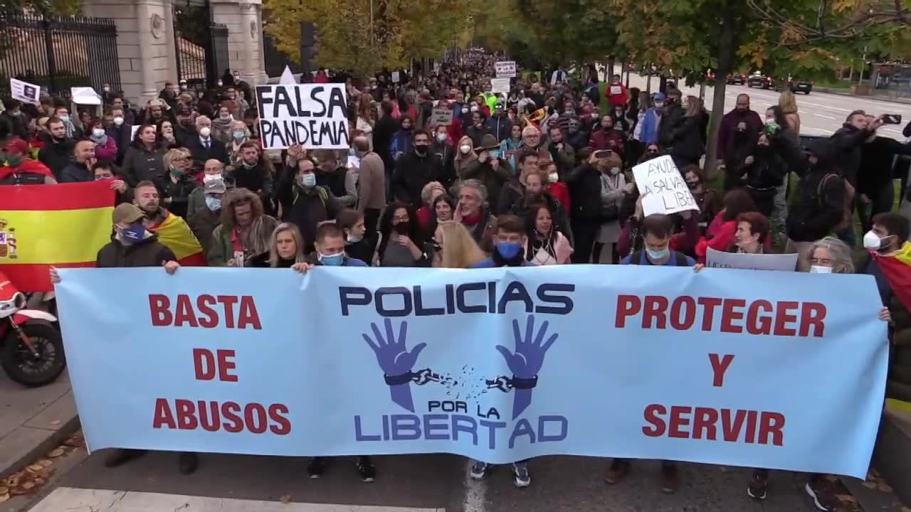 Protest koronawirusowych sceptyków w Madrycie