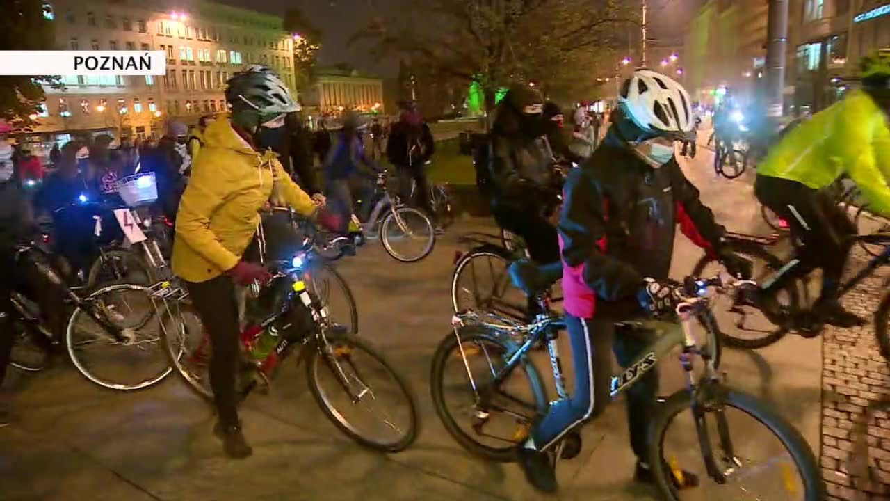 Rowerowy protest przeciwko zmianom w prawie aborcyjnym w Poznaniu. Demonstrowano też w innych miastach