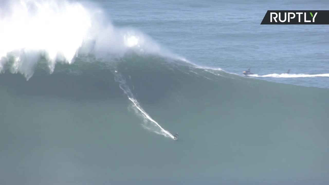 Gigantyczne fale w Nazare przyciągnęły tłumy surferów