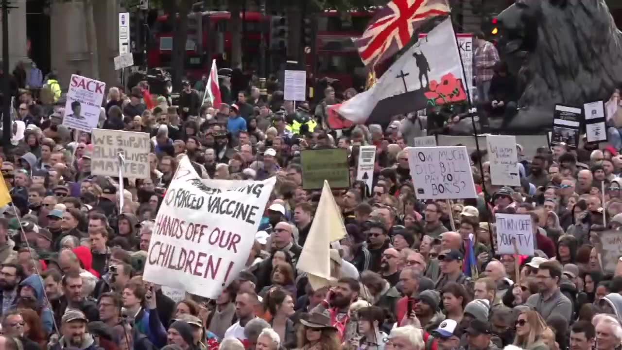 Tysiące ludzi na Trafalgar Square. Brytyjczycy protestują przeciwko nowym obostrzeniom