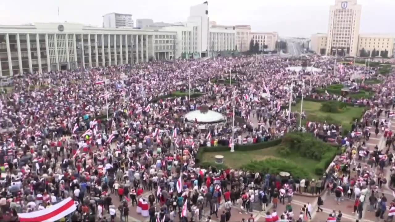 Białorusini nie przestraszyli się OMON-u. Nawet 200 tys. osób na demonstracji w Mińsku