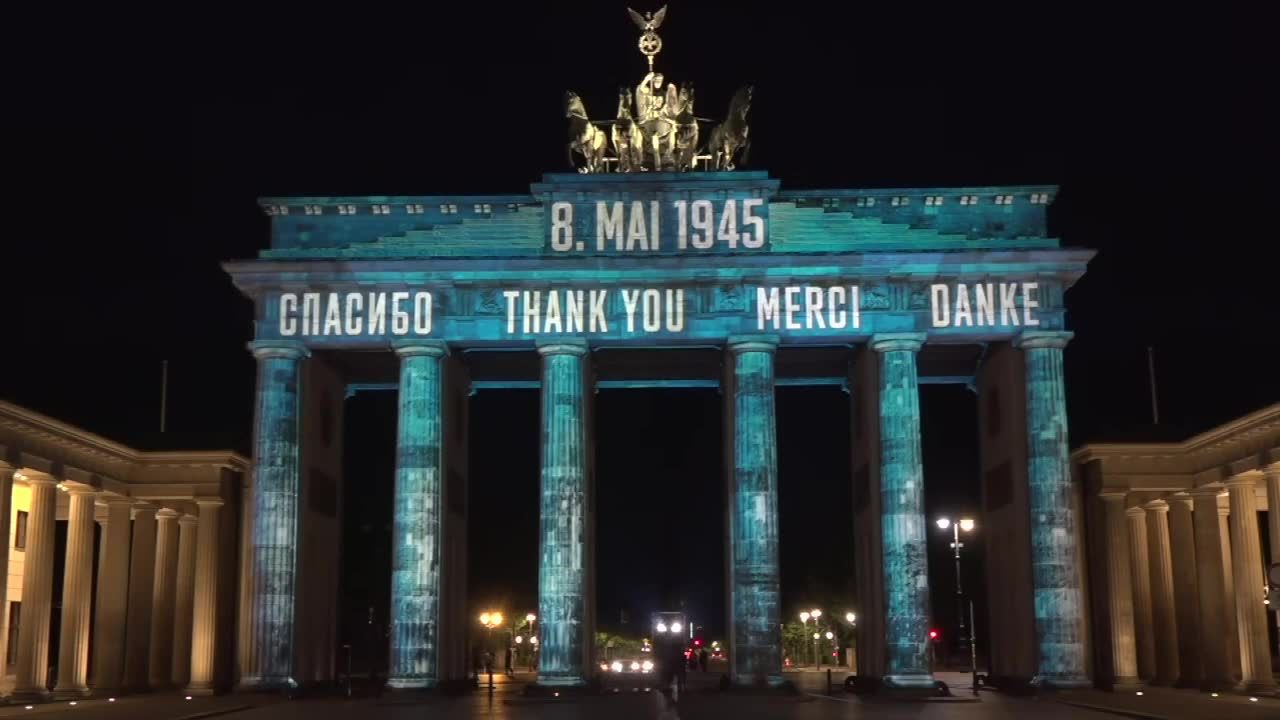Berlin dziękuje aliantom za wyzwolenie. Iluminacja na Bramie Brandenburskiej z okazji 75. rocznicy zakończenia II wojny światowej