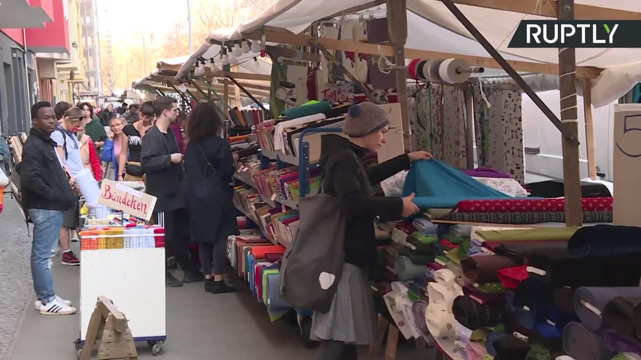 Tłumy ludzi na targu w Berlinie pomimo pandemii koronawirusa