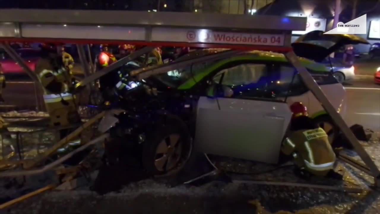 Wiata połamana, szkło rozprysło się w drobny mak. Elektryczne auto wjechało w przystanek w Warszawie