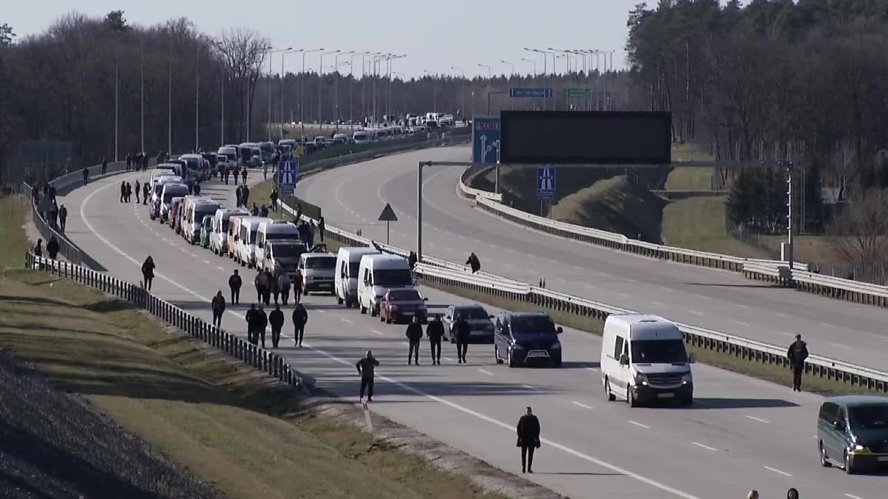 “Tysiące ludzi z Ukrainy chcą wrócić do domu, a nie mają możliwości”. Długa kolejka na przejściu granicznym w Korczowej