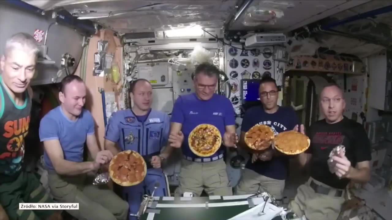 Uczta na Międzynarodowej Stacji Kosmicznej. Astronauci przygotowali pizzę w stanie nieważkości